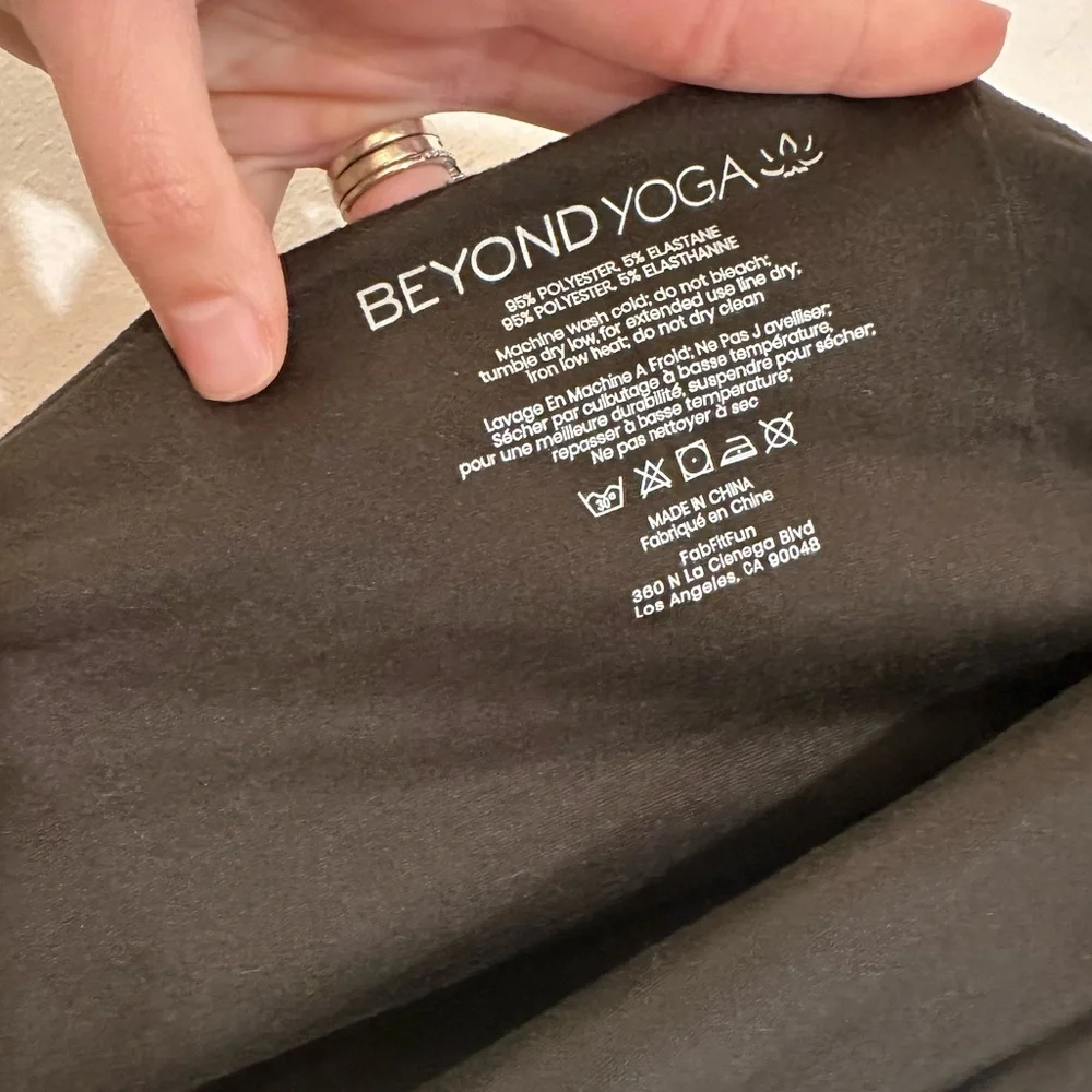 Beyond Yoga NWT Zip Pocket Infinity Scarf Women’s One Size Black Soft Stretch